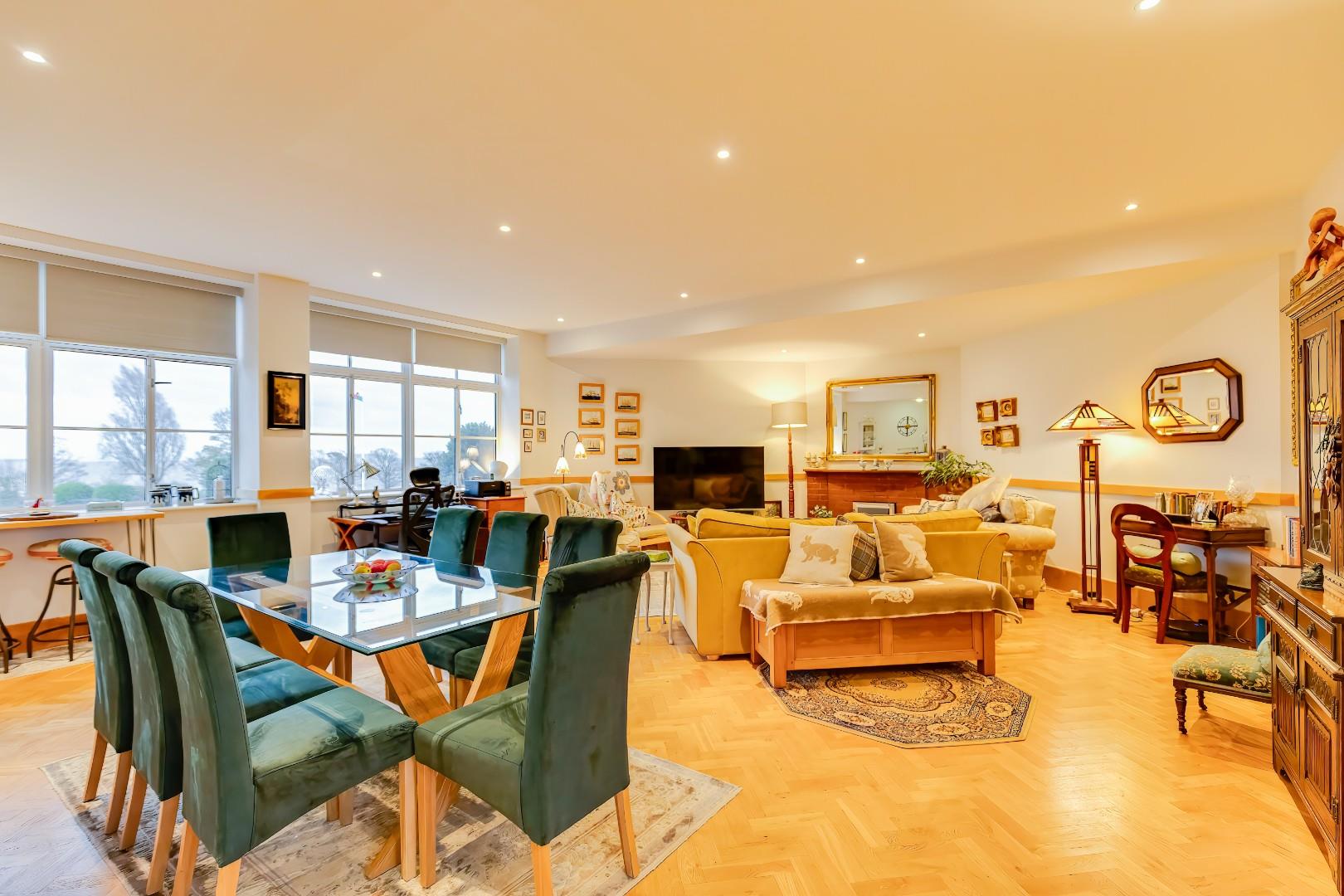 111 Headlands, Hayes Point, Sully, CF64 5QH